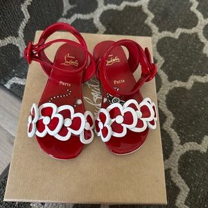 CHRISTIAN LOUBOUTIN KIDS
Pensatoi appliqué patent leather sandals
